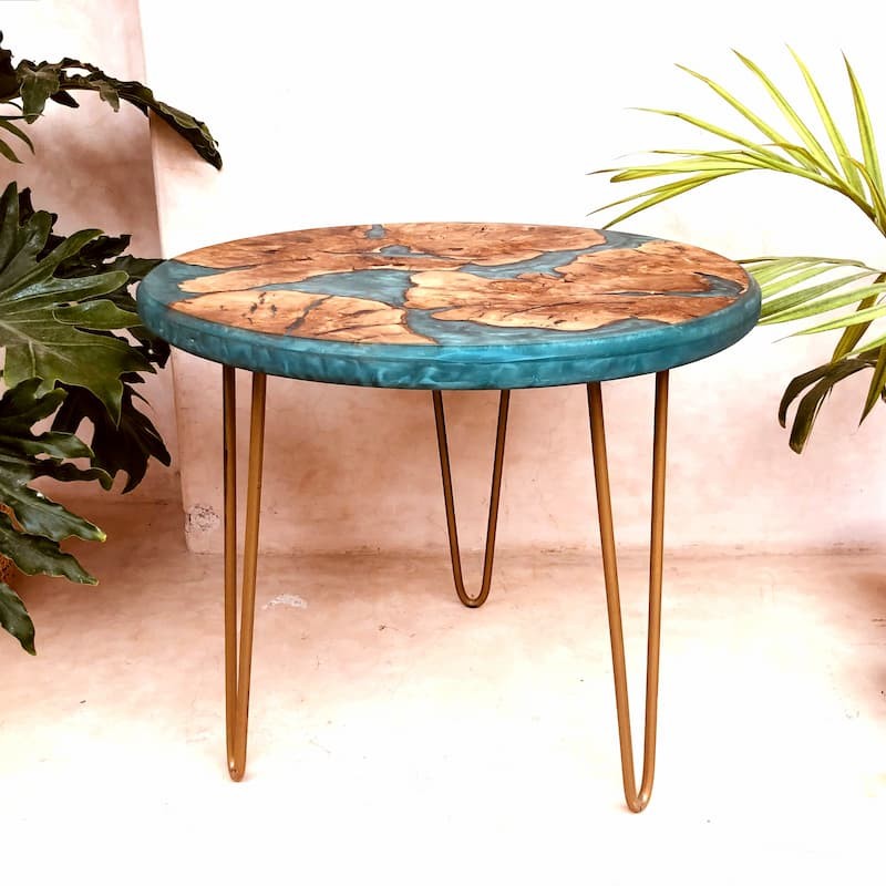table d'appoint bois olivier fragmenté sur résine époxy bleu turquoise, vue de face