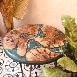 table d'appoint bois olivier fragmenté sur résine époxy bleu turquoise, vue décoration